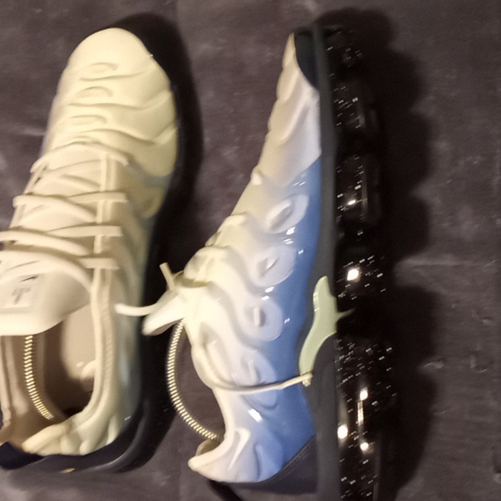 New never worn Blizzard vapormax Plus size 11